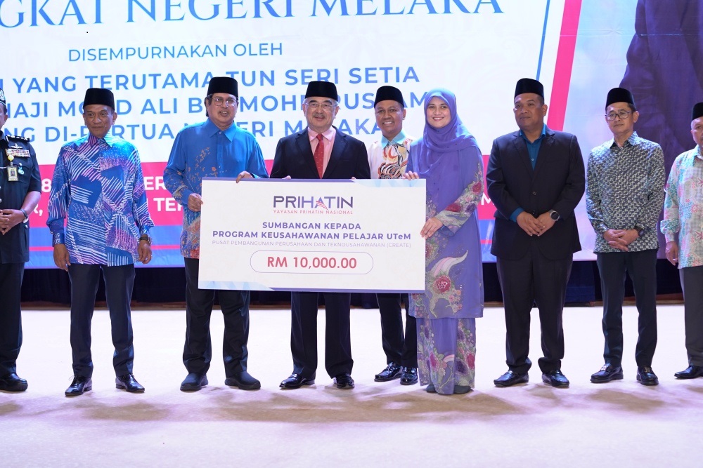 Program Kerajinaan Madani - Check presentation ceremony