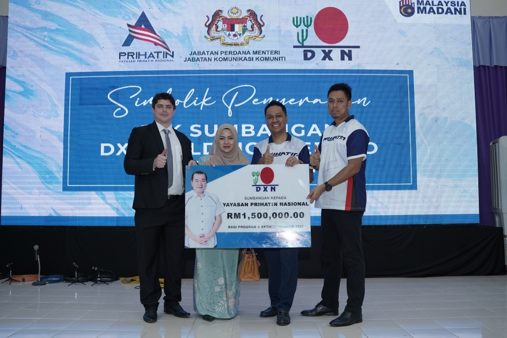 Karnival Felda Madani - Check presentation ceremony